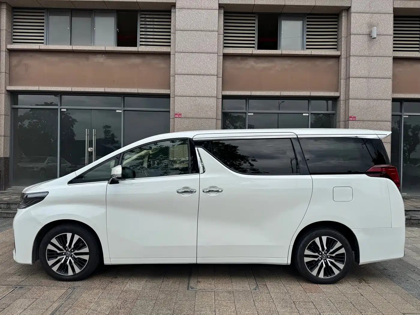 Toyota Alphard 2018 Facelift 3.5L Premium Edition фото 3
