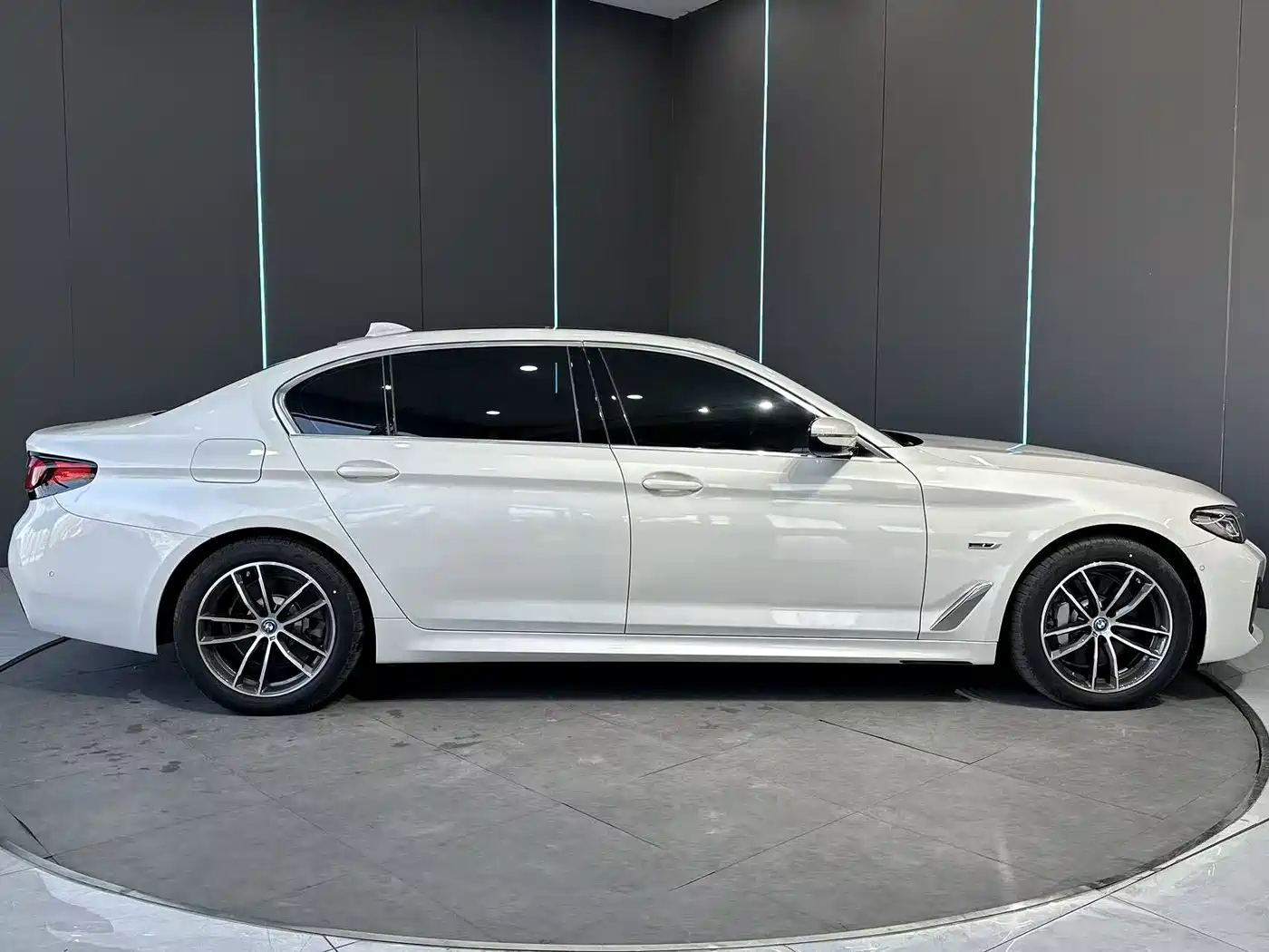 BMW 5 Series New Energy 2022 Model Facelift III 535Le Pioneer Edition M Sport Package фото 5