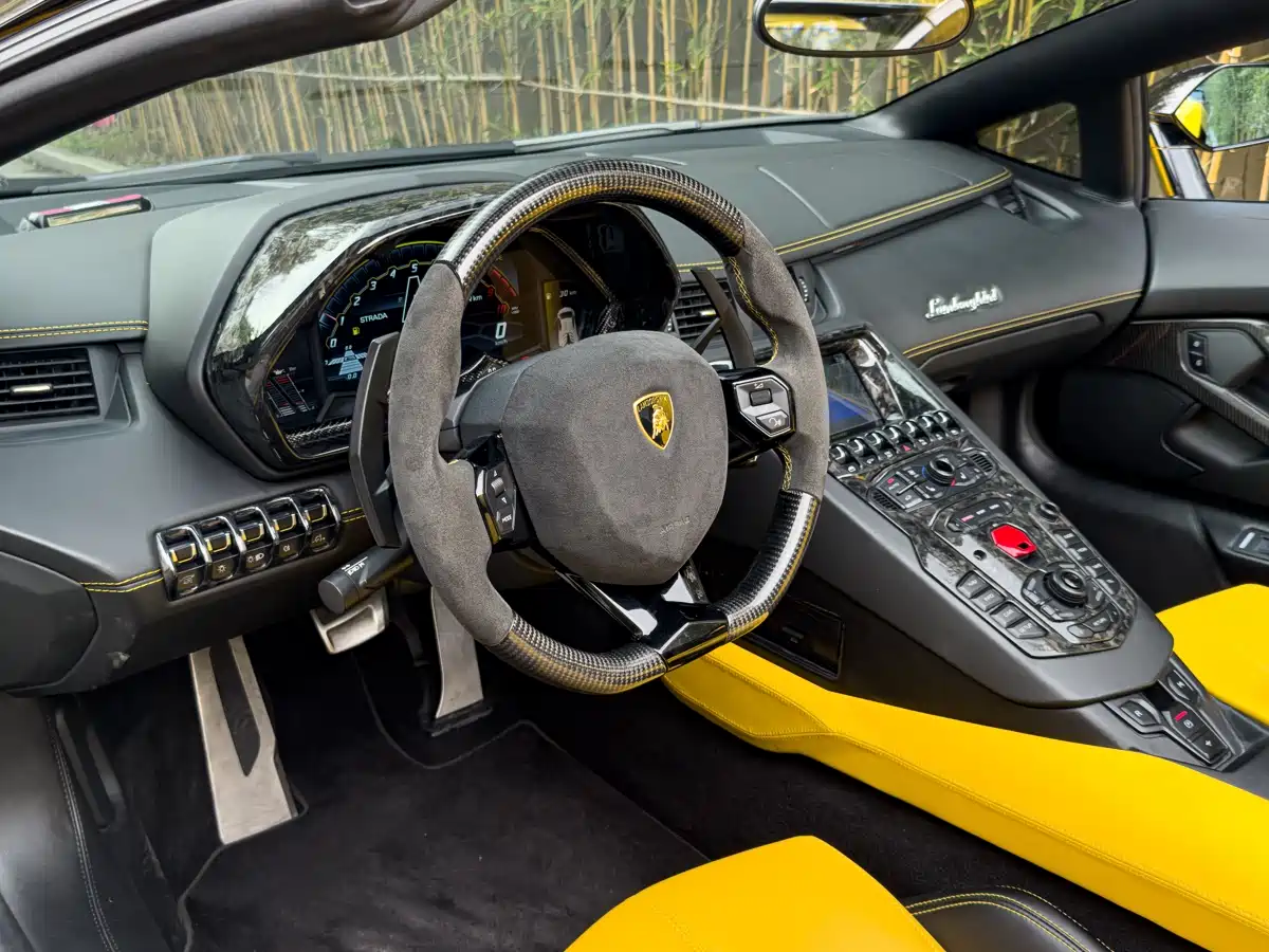 LAMBORGHINI AVENTADOR