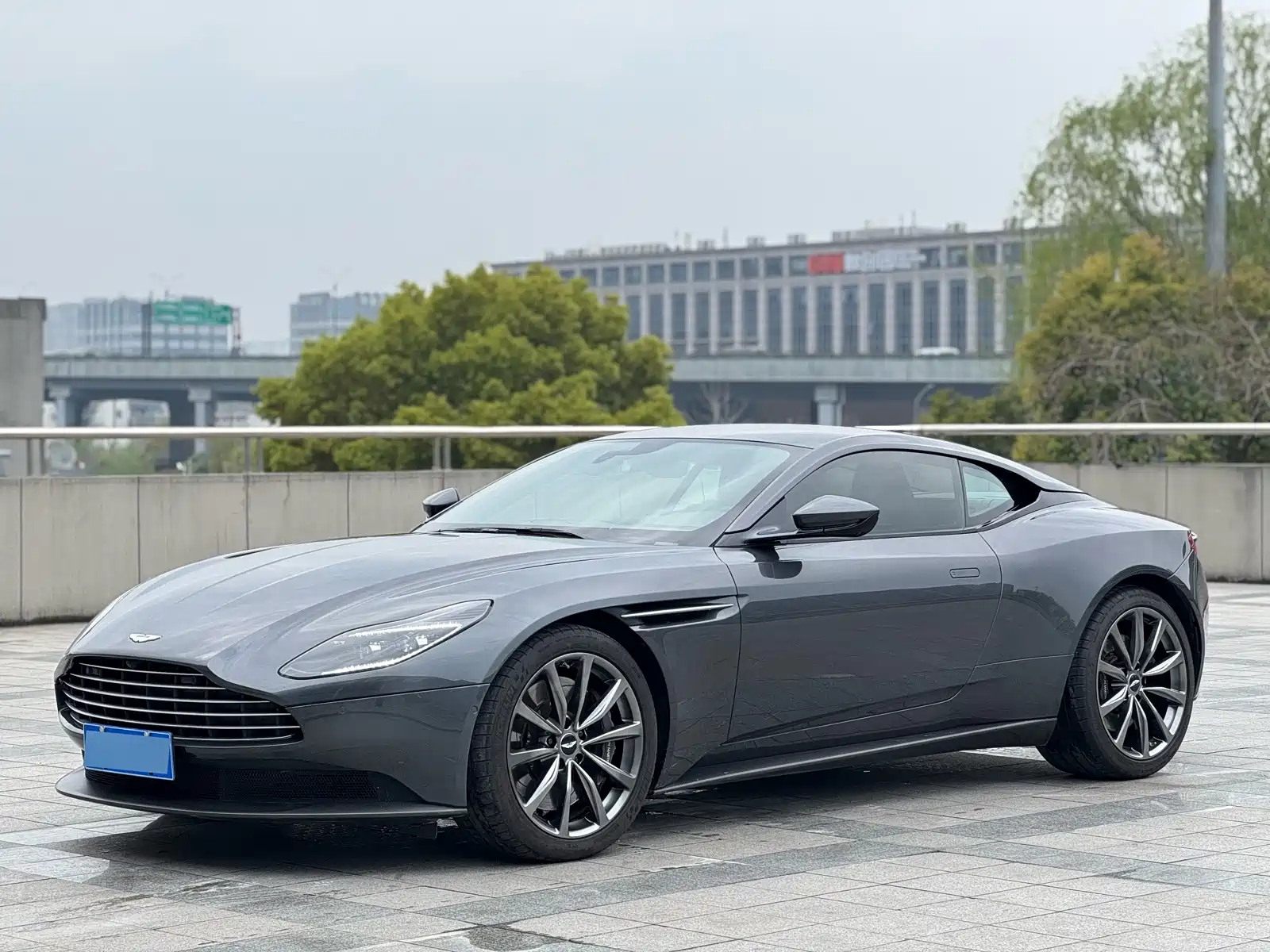 Фото 1 - Aston Martin DB11