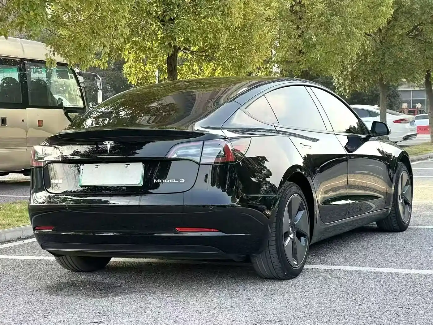 TESLA MODEL 3