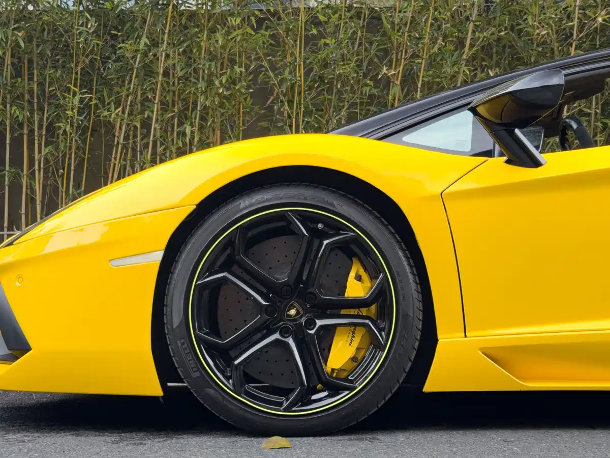 LAMBORGHINI AVENTADOR