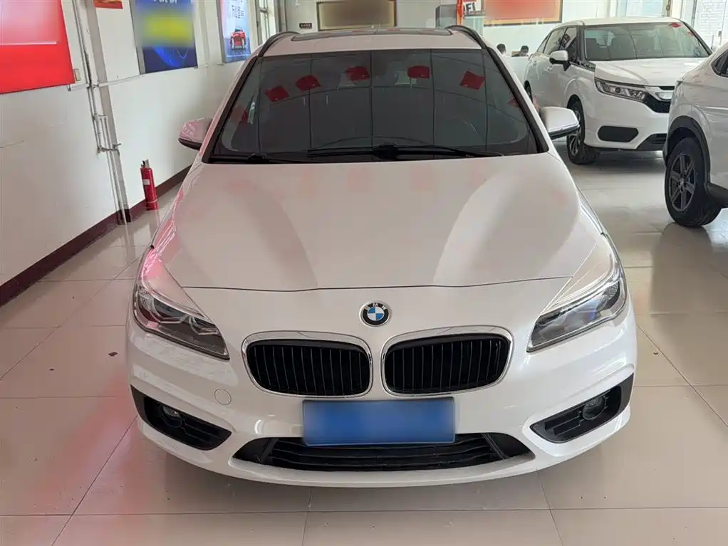 BMW 2 Series Touring 2016 218i Leading фото 3