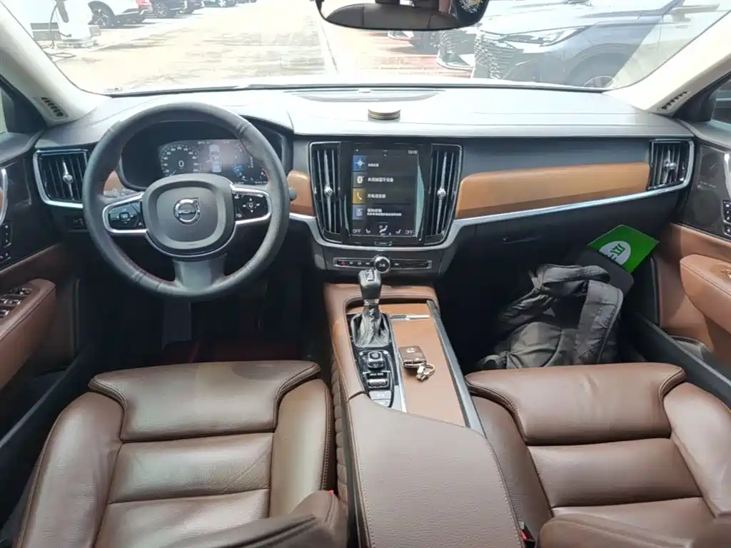 Фото 10 - Volvo S90