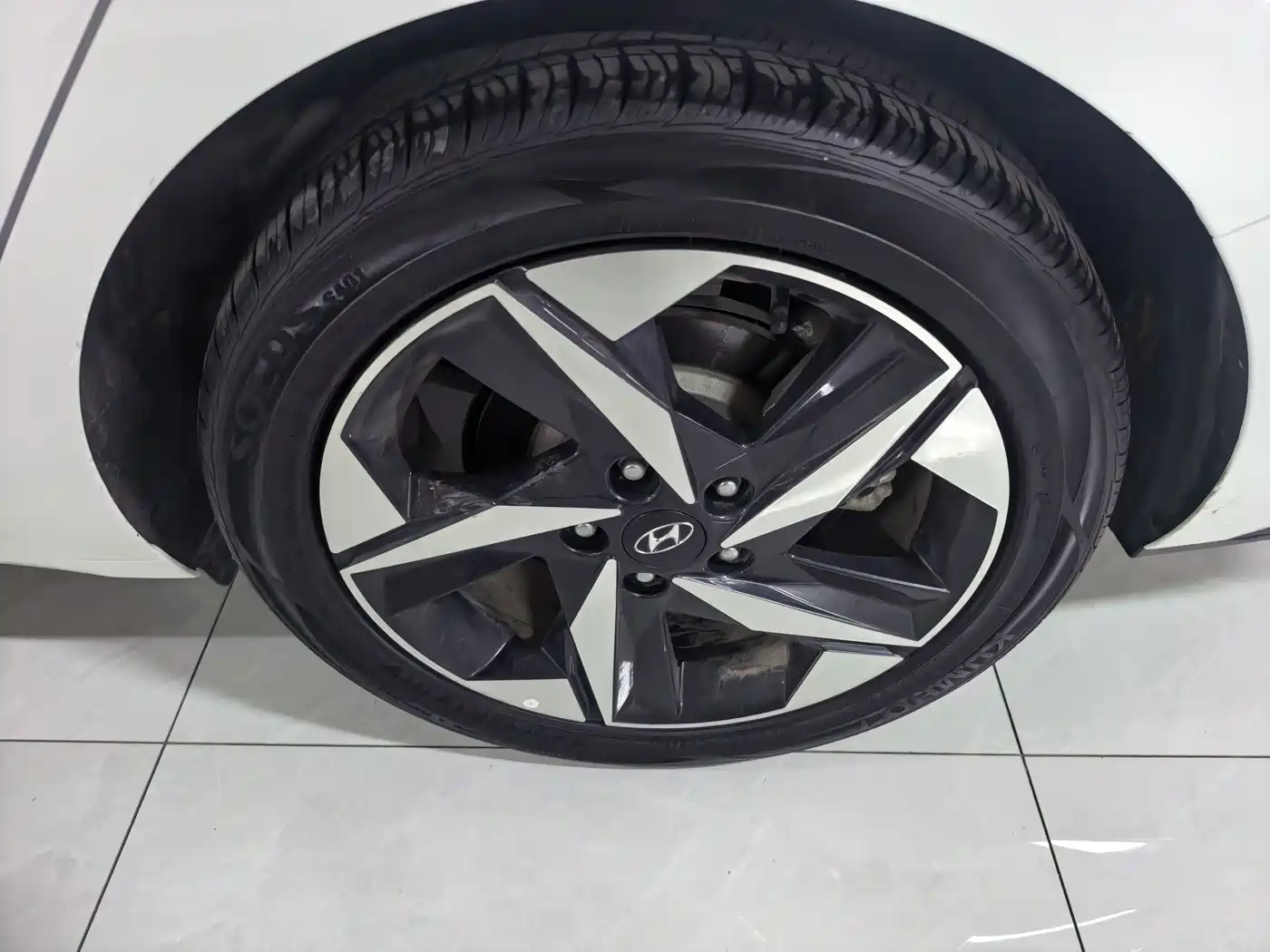 Hyundai Elantra 2022 1.5L CVT LUX Premium Edition фото 4