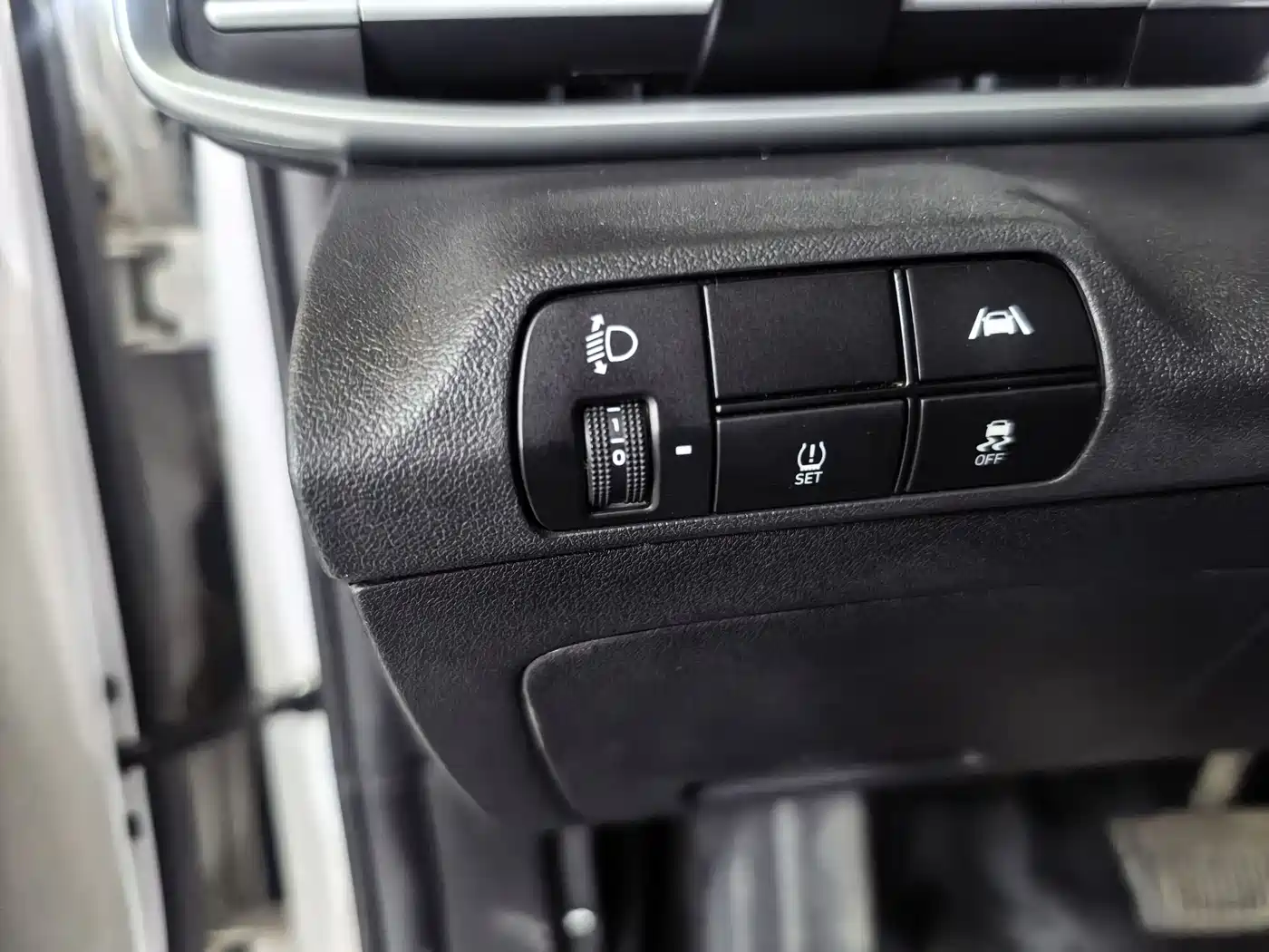 Hyundai Elantra 2022 1.5L CVT LUX Premium Edition фото 10