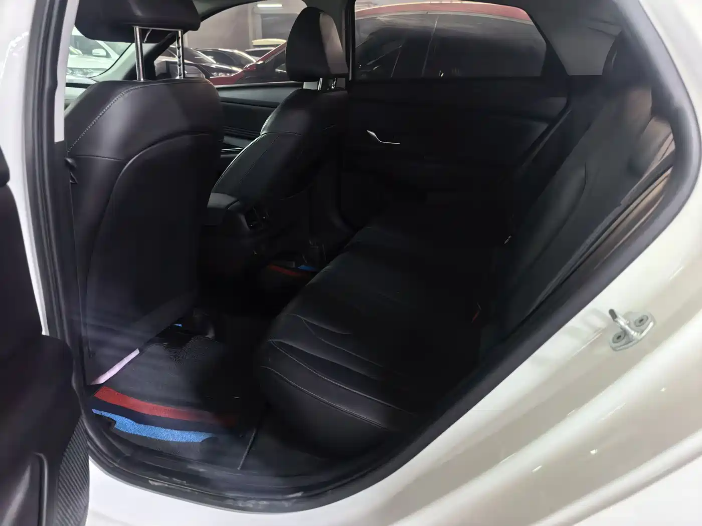Hyundai Elantra 2022 1.5L CVT LUX Premium Edition фото 5