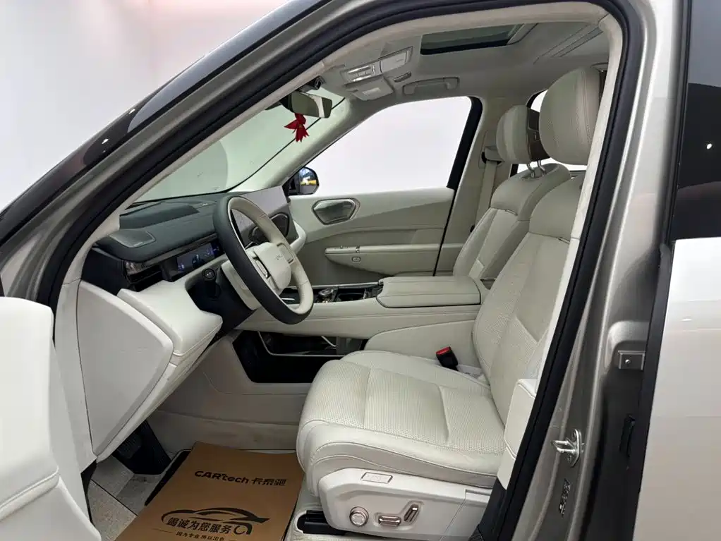 Photo 8 - Lynk & Co 900