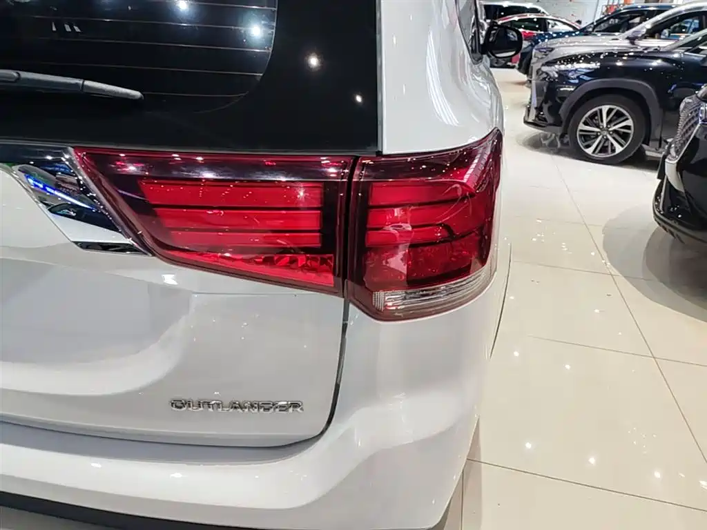 MITSUBISHI OUTLANDER