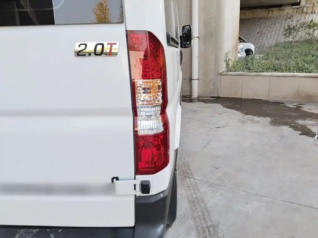 Dongfeng Yufeng Yufeng 2024 2023 V9+ 2.0T Manual FWD Multi-purpose Short Wheelbase Medium Roof 5/6 Seater