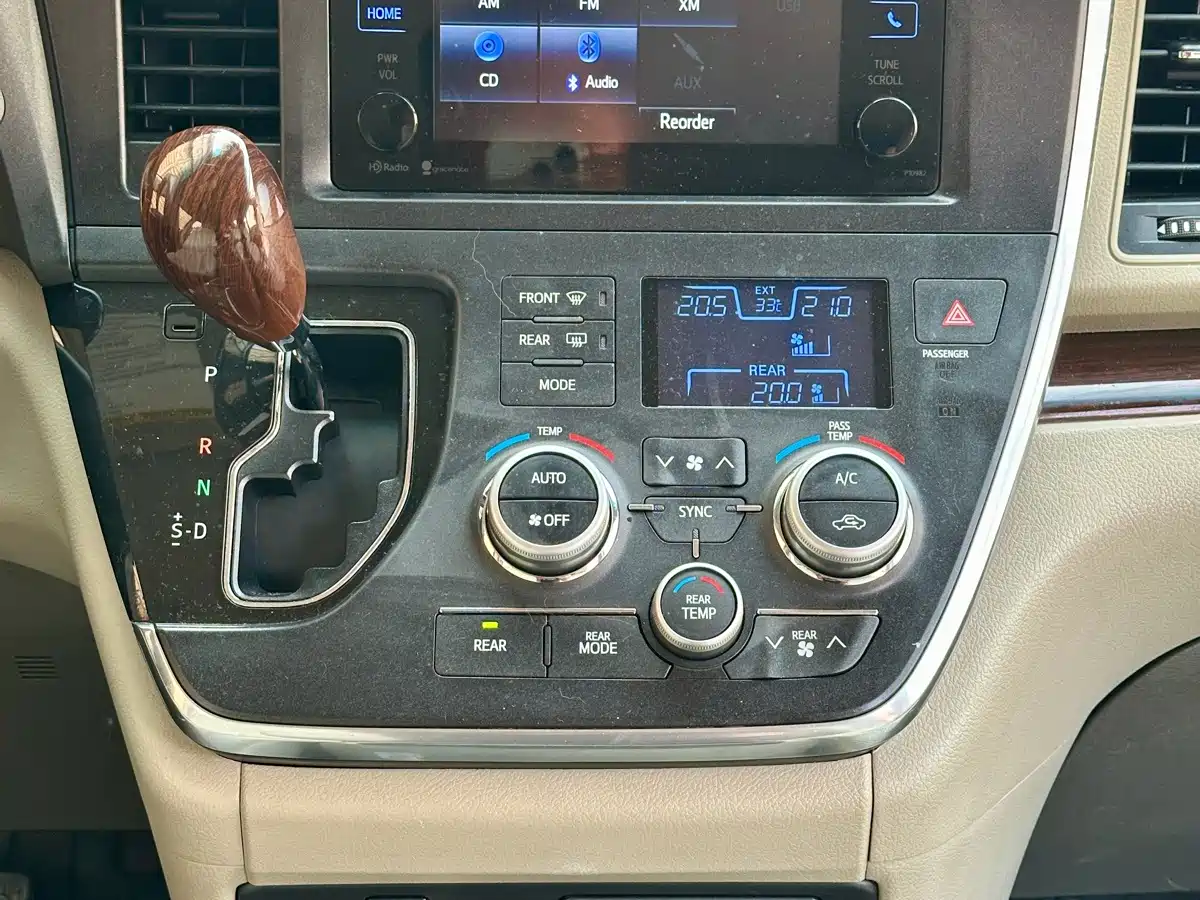 Photo 16 - Toyota Sienna