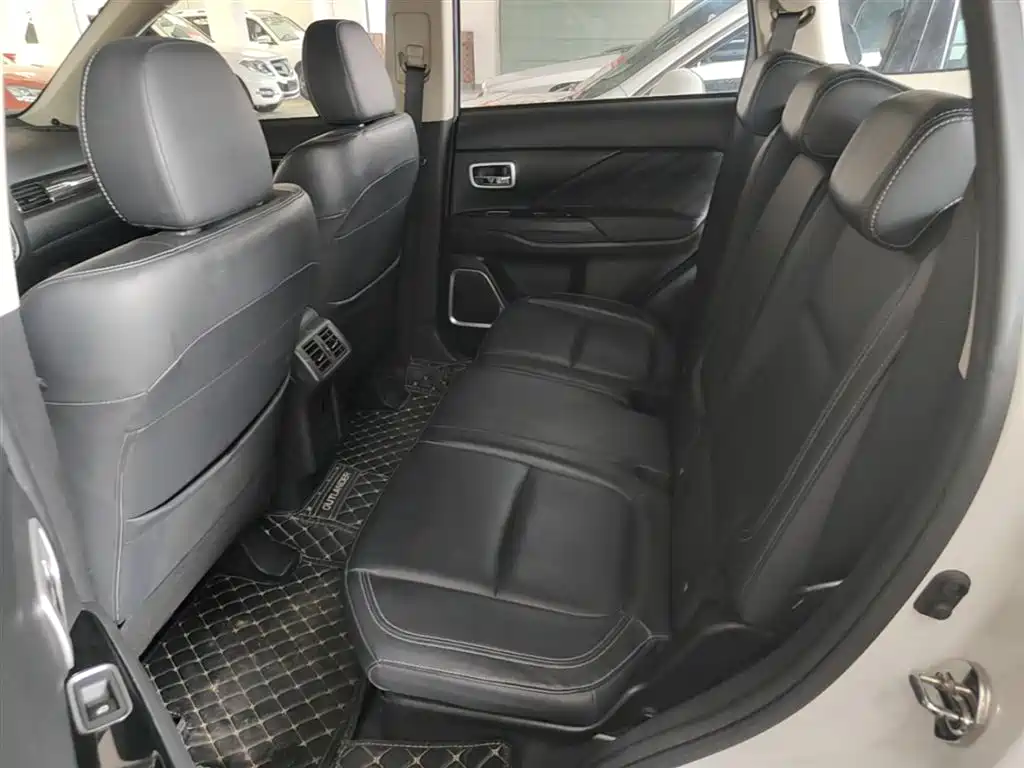 MITSUBISHI OUTLANDER