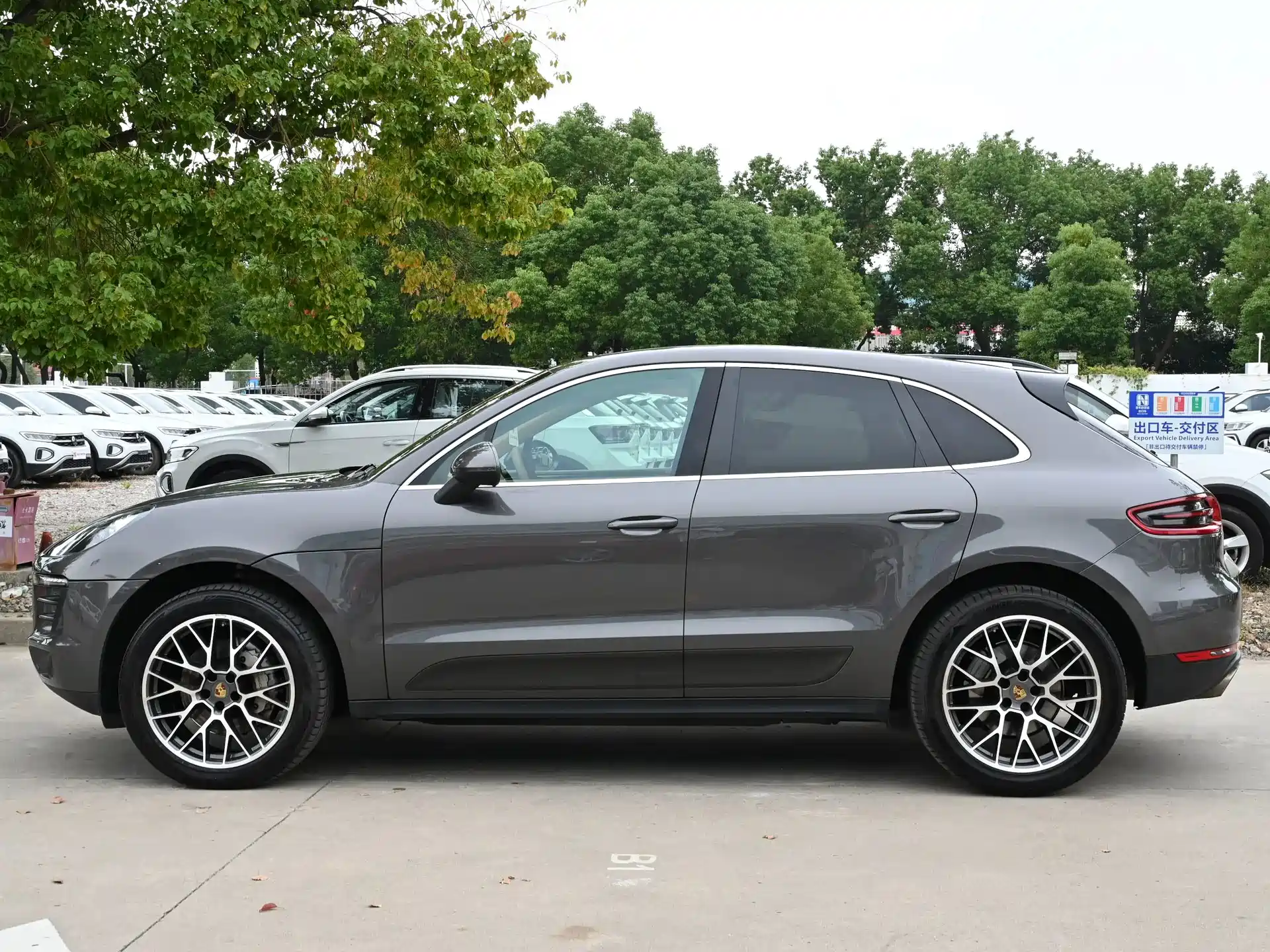 Photo 2 - Porsche Macan