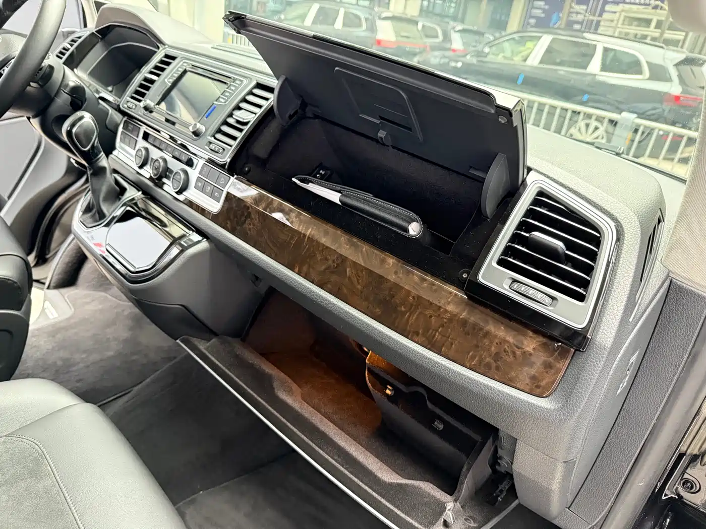 Volkswagen Multivan 2018 2.0TSI 4WD Premium Edition 7-Seater фото 18