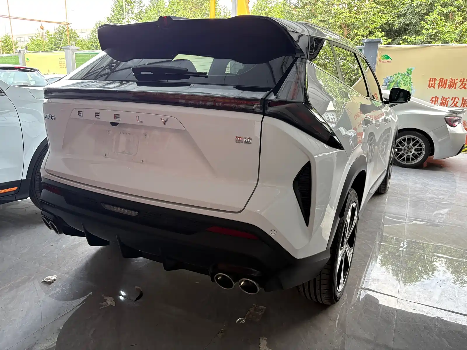 Фото 8 - Geely Atlas