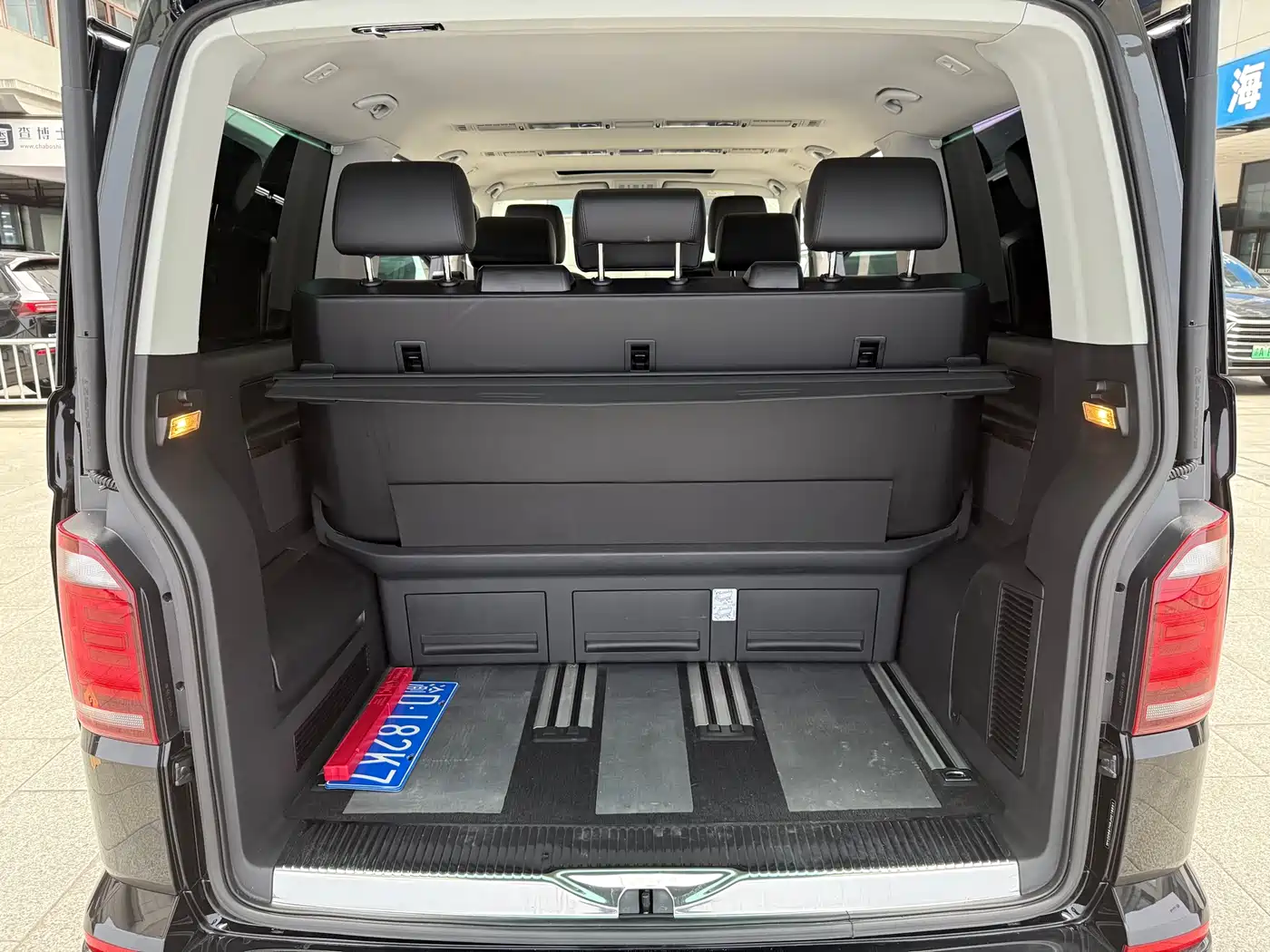 Volkswagen Multivan 2018 2.0TSI 4WD Premium Edition 7-Seater фото 25