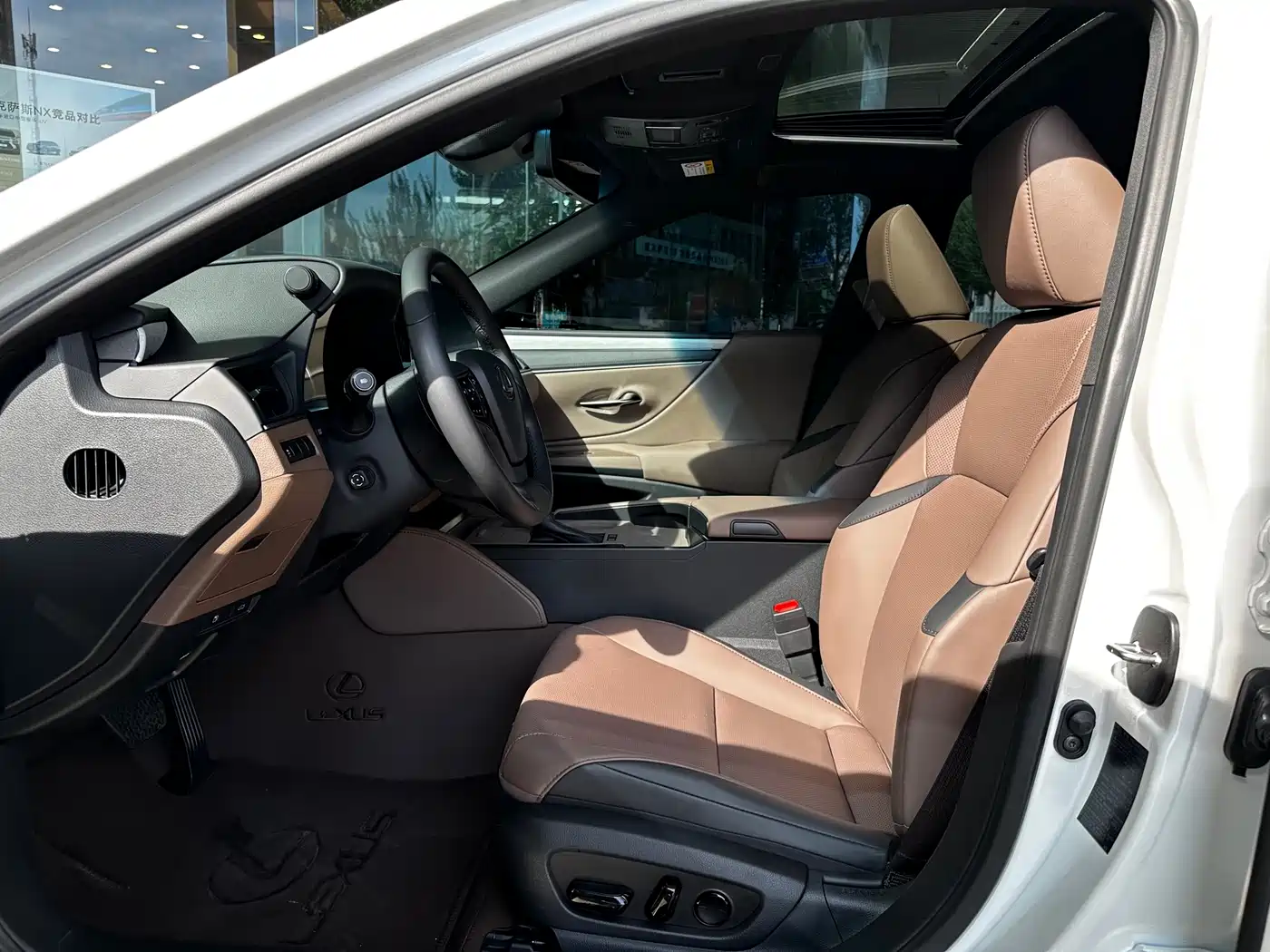 Lexus ES 2025 200 Ultimate Edition фото 6