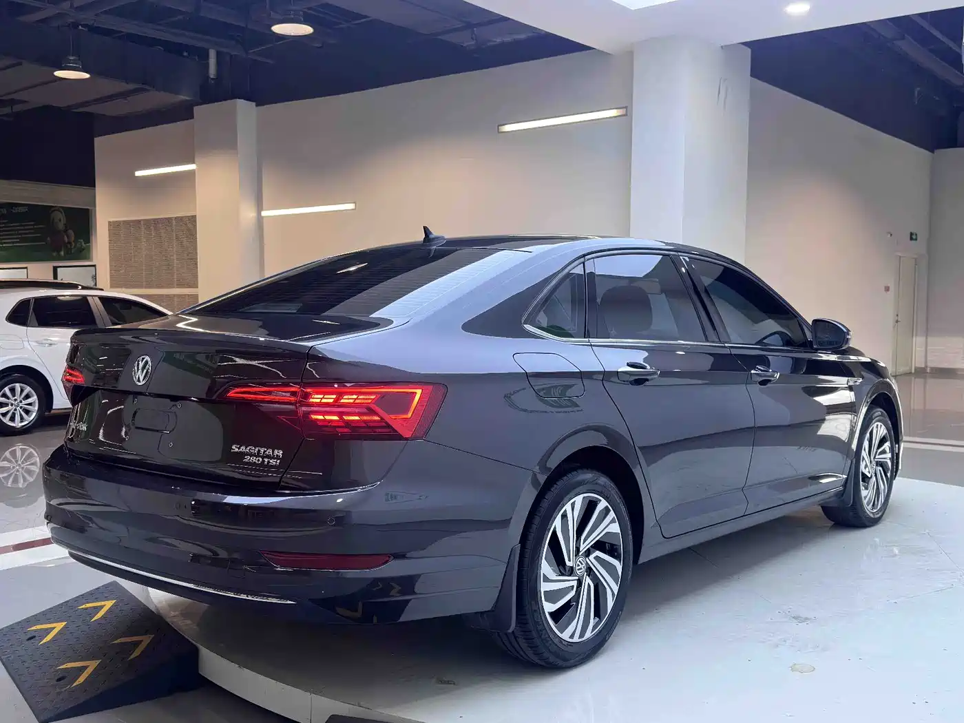 Volkswagen Sagitar 2022 280TSI DSG Surpassing Edition фото 5