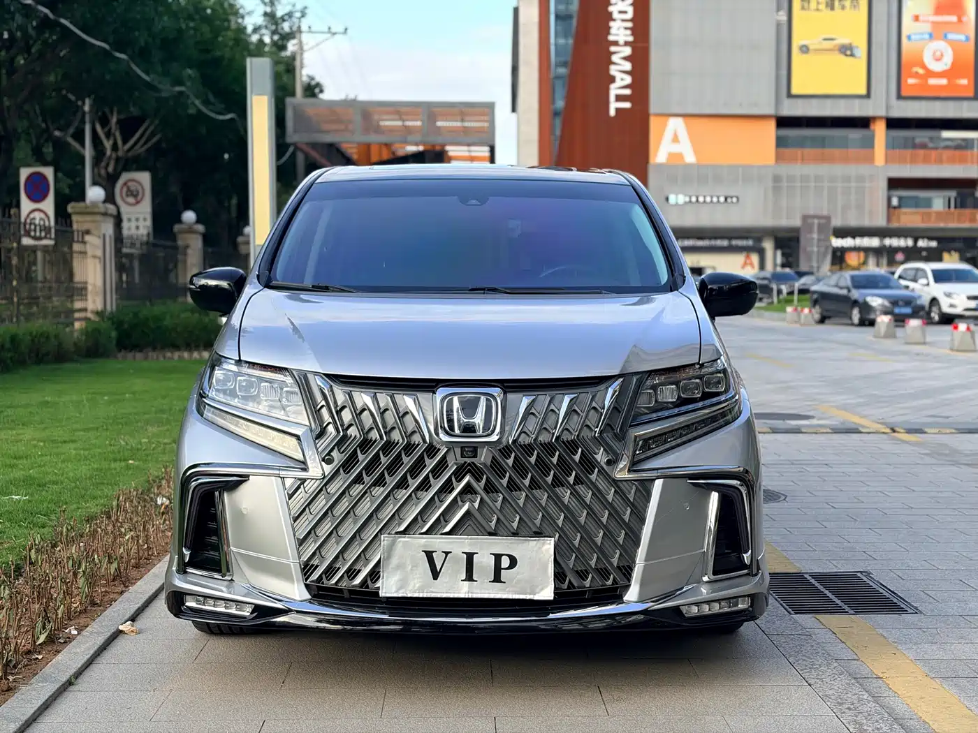 Honda Elysion 2019 2.0L Hybrid Supreme Edition фото 2