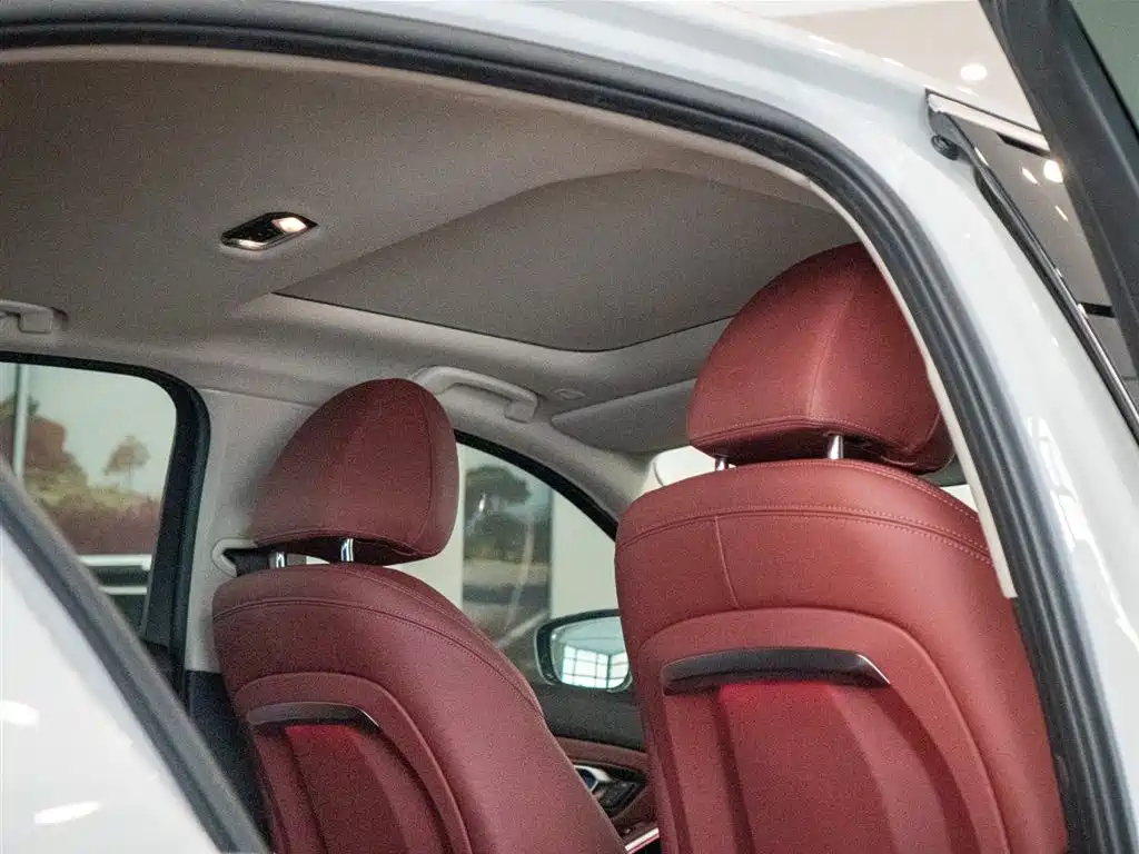 BMW 3 Series 2025 325i M Sport Package фото 17