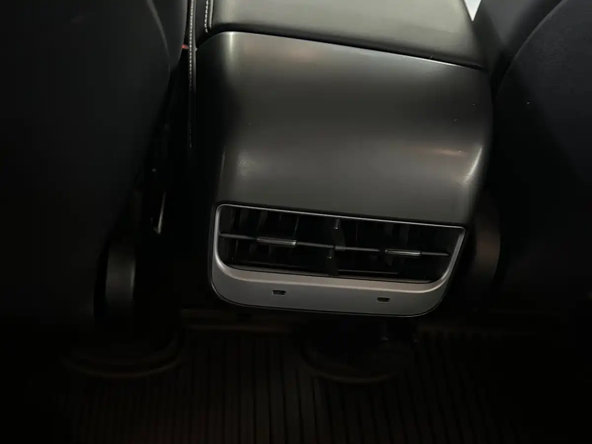 Фото 10 - Tesla Model Y