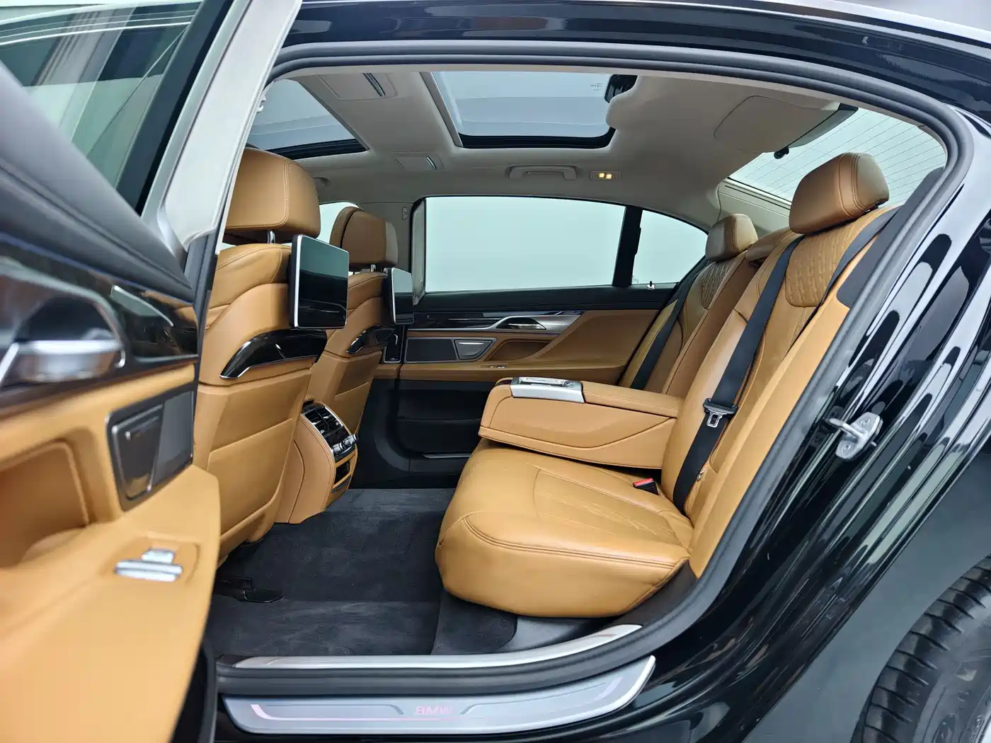 BMW 7 Series 2016 740Li Leading Edition фото 16