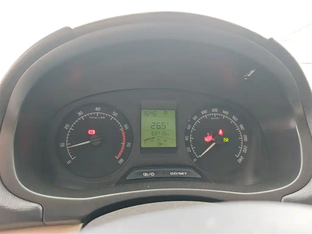 Škoda Fabia 2014 1.4L Automatic Crystal Edition фото 12