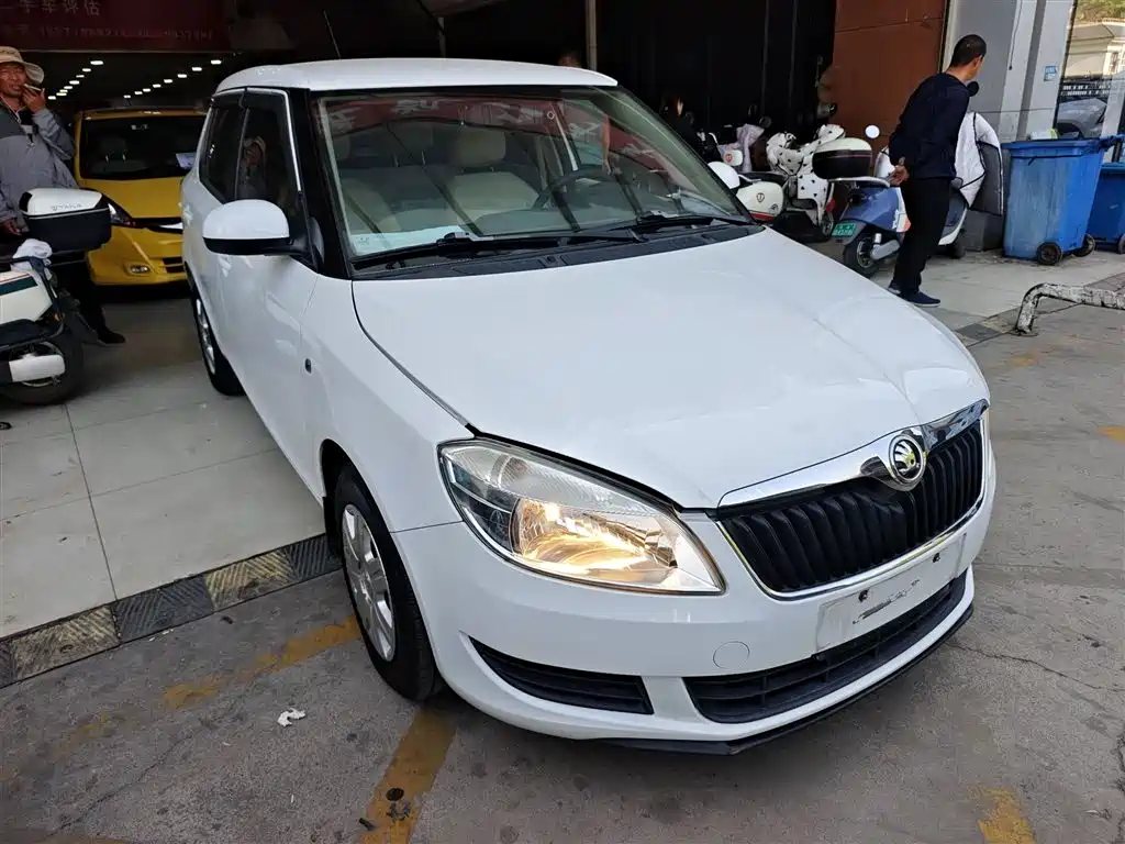 Škoda Fabia 2014 1.4L Automatic Crystal Edition фото 4
