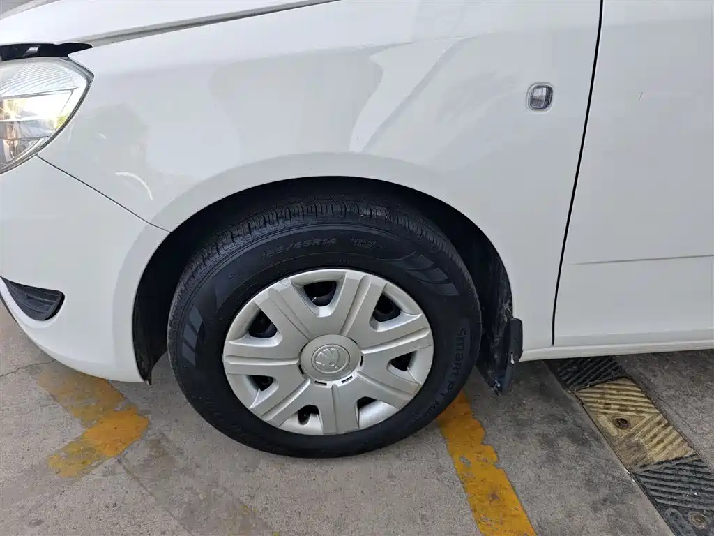 Škoda Fabia 2014 1.4L Automatic Crystal Edition фото 23