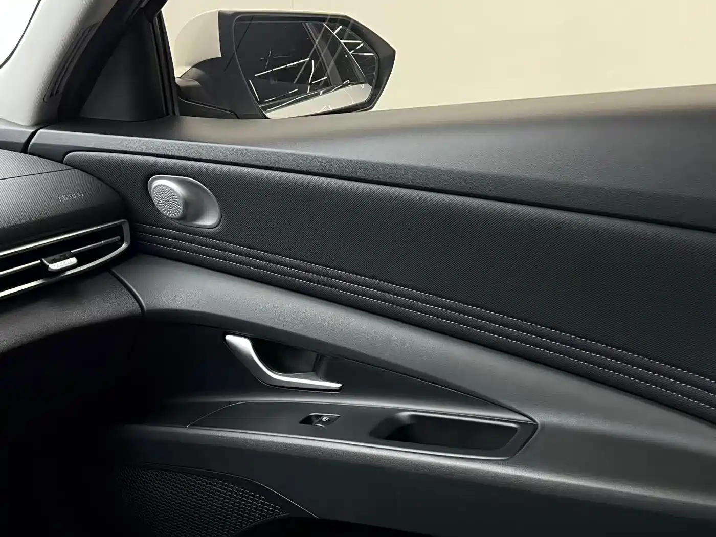 Hyundai Elantra 2022 1.5L CVT LUX Premium Edition фото 20