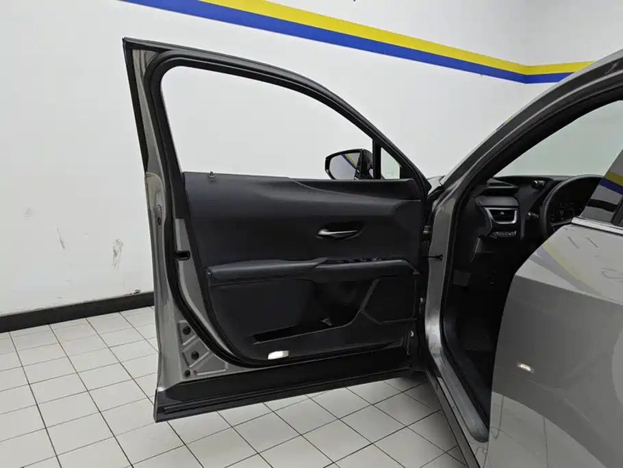 Photo 7 - Lexus UX
