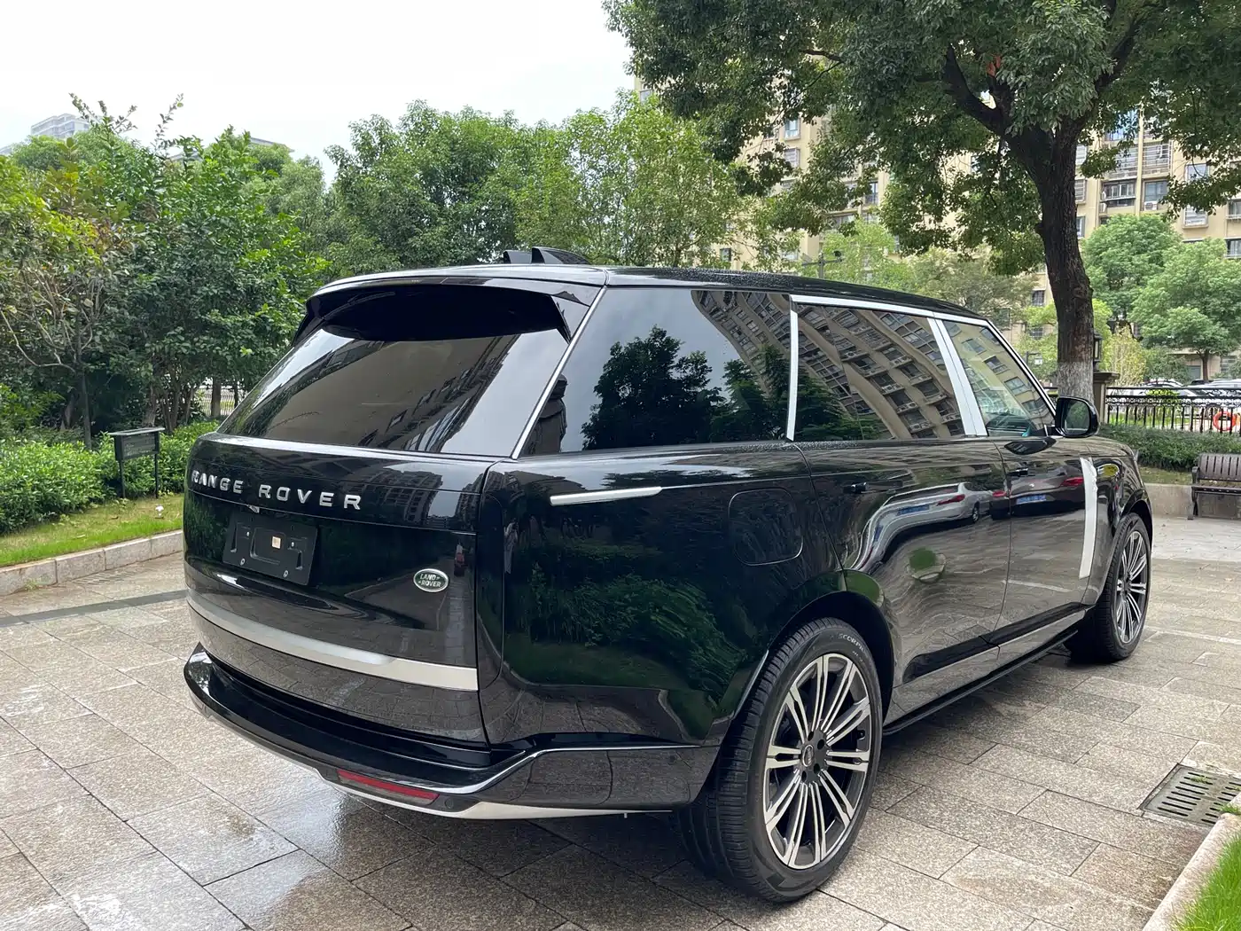 Land Rover Range Rover 2025 3.0 L6 400PS Genesis Extended Wheelbase фото 16