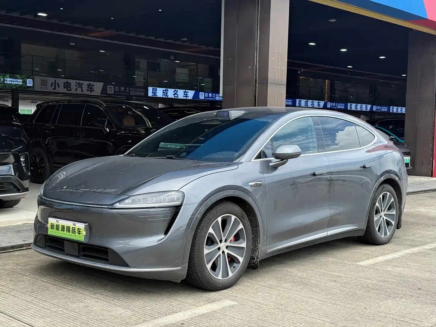 Фото 1 - Zhijie Luxeed R7