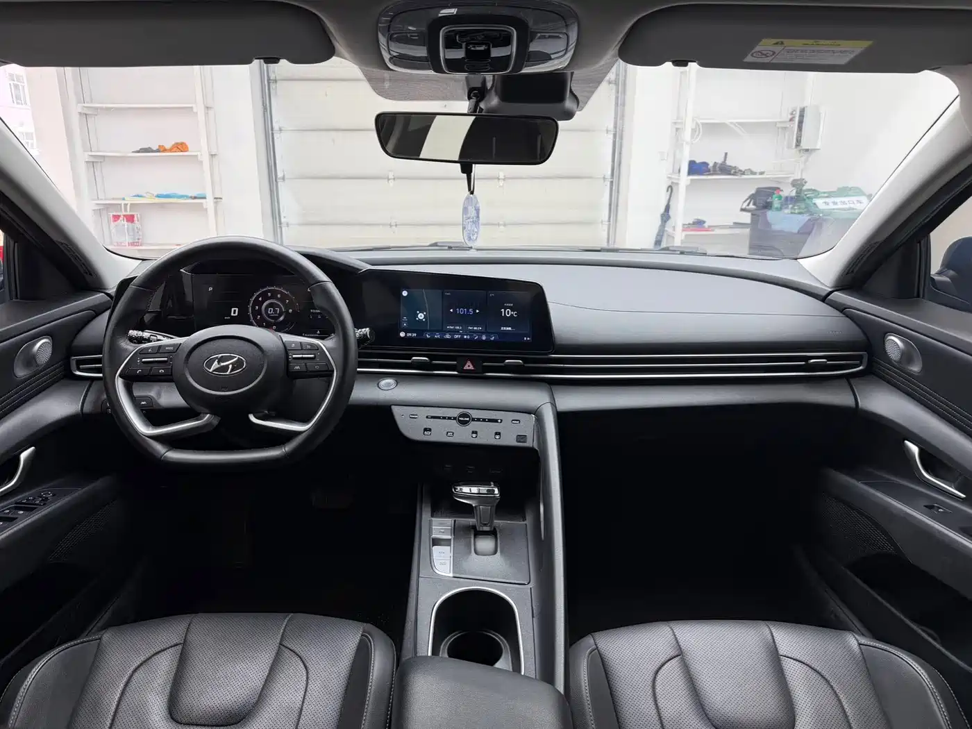 Hyundai Elantra 2022 1.5L CVT LUX Premium Edition фото 15