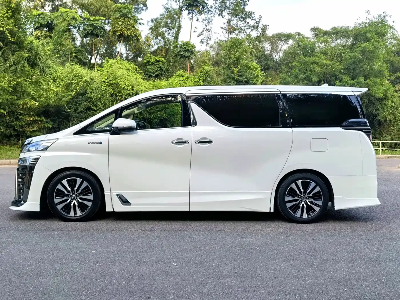 Toyota Vellfire 2020 Twin Engine 2.5L HV Premium Edition фото 4