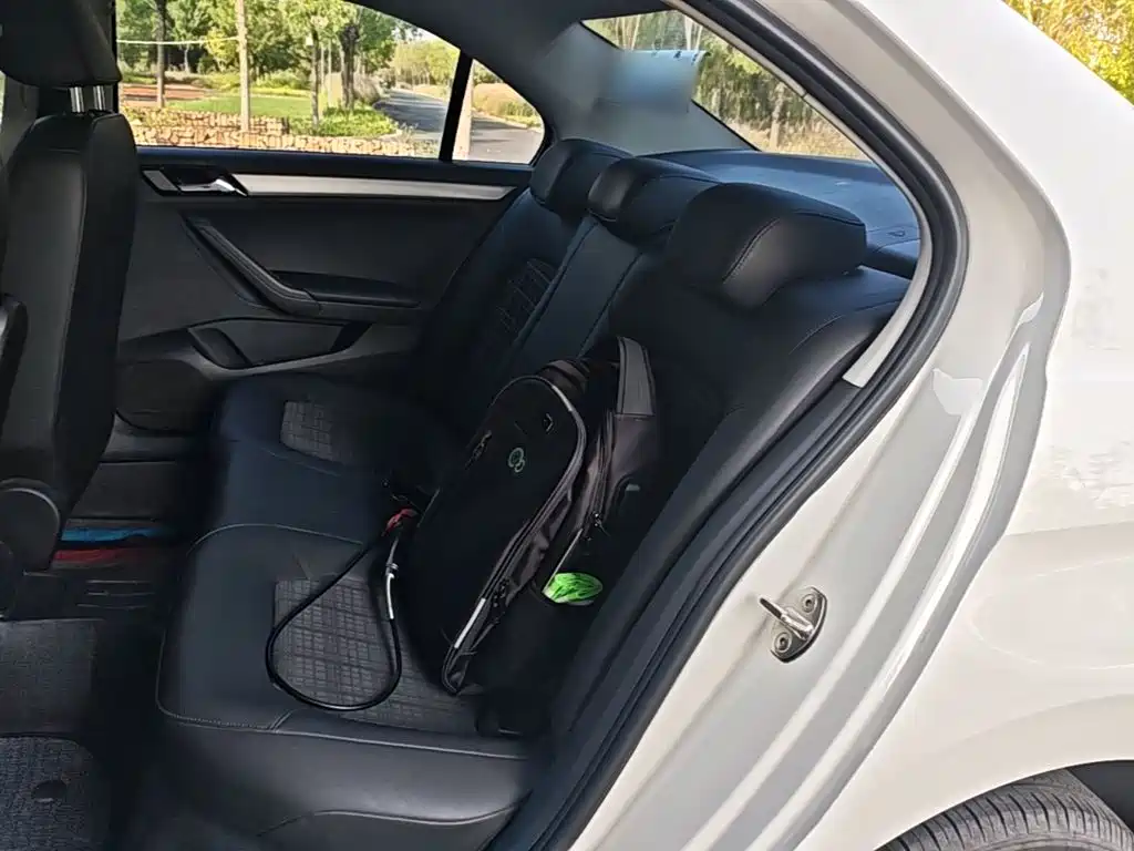 Photo 17 - Volkswagen Jetta