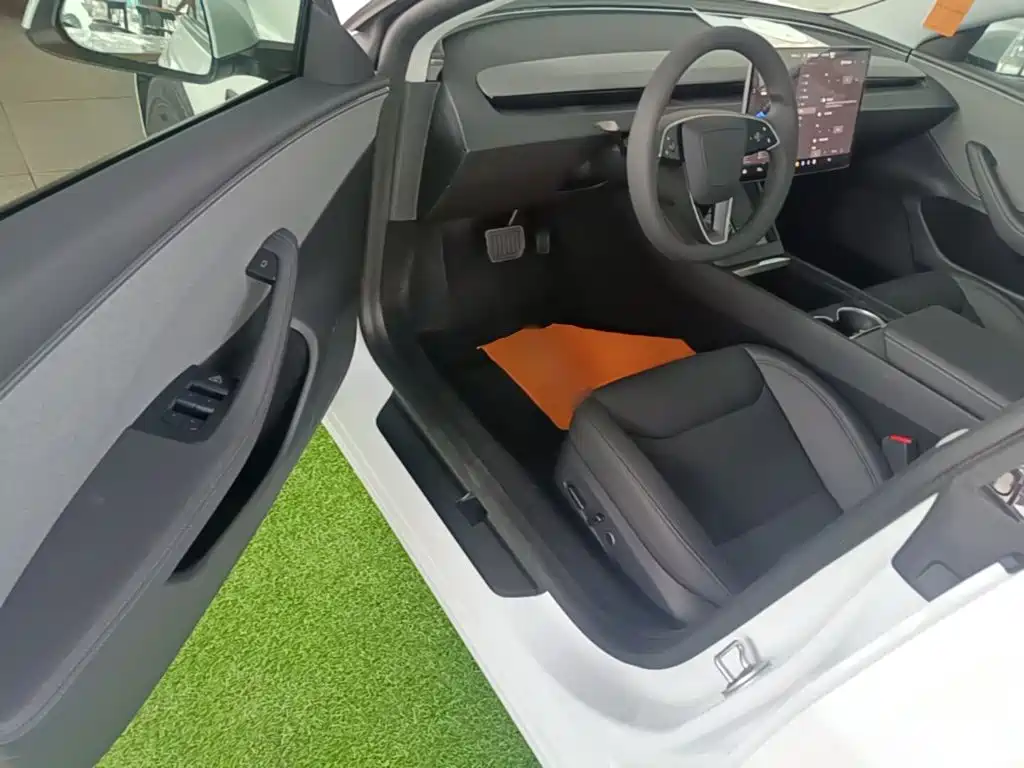Tesla Model 3 2026 2025 Model Year Facelift Rear-Wheel Drive
