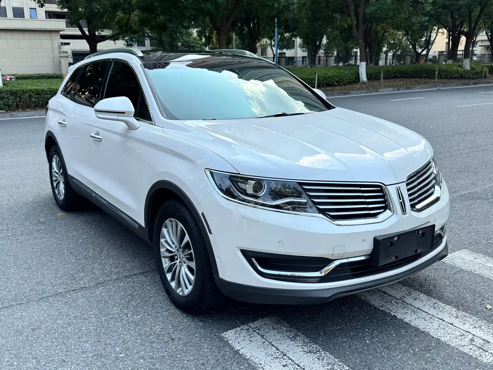 Photo 3 - Lincoln MKX