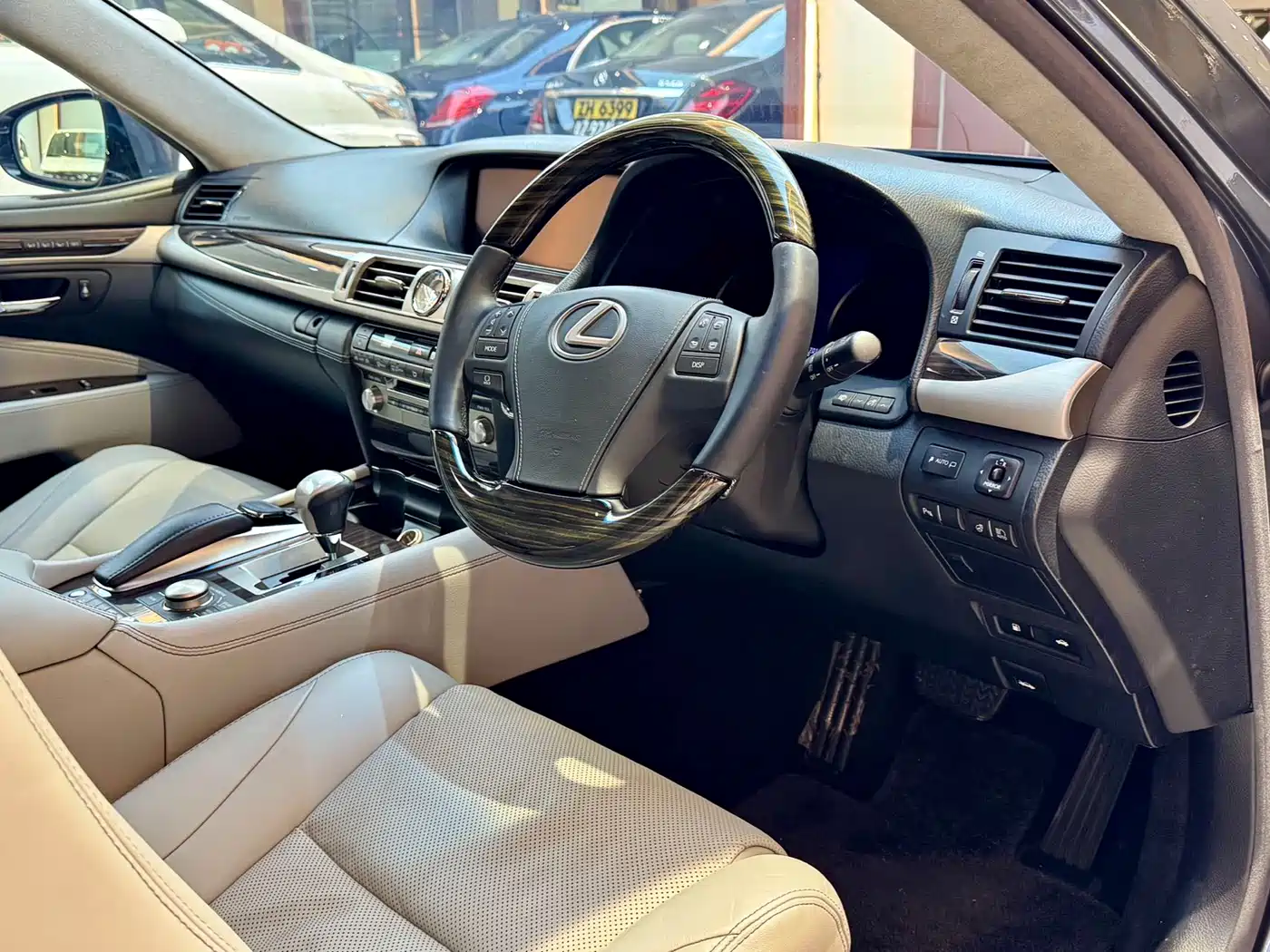 Lexus LS 2014 600hL фото 14