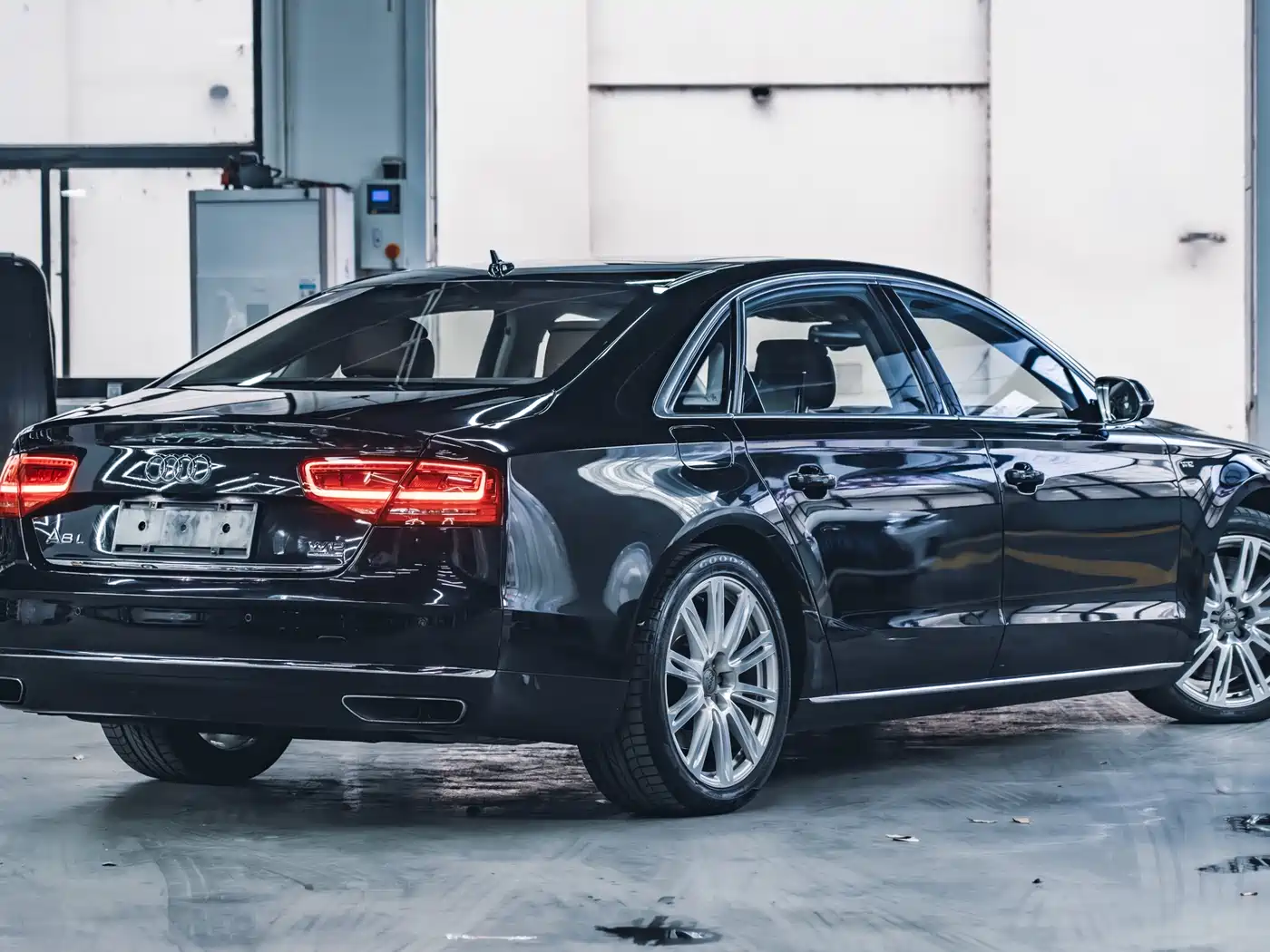 Audi A8 2011 A8L W12 6.3 FSI quattro фото 19