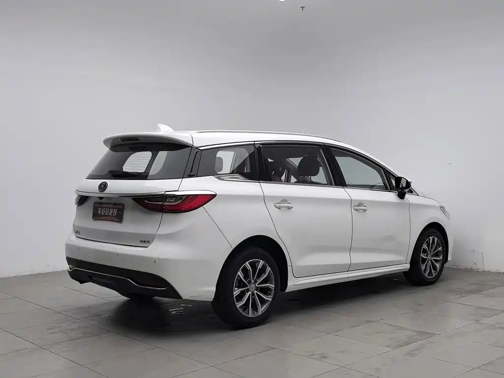 Фото 2 - BYD Song MAX