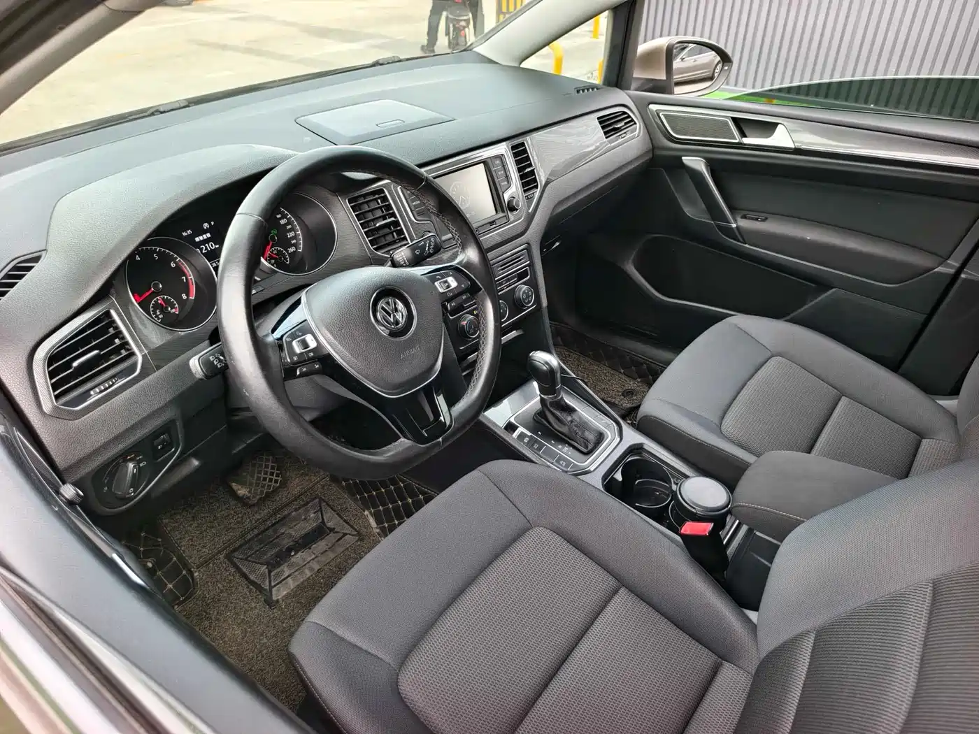 Volkswagen Golf Sportsvan 2016 230TSI Automatic Progressive фото 8