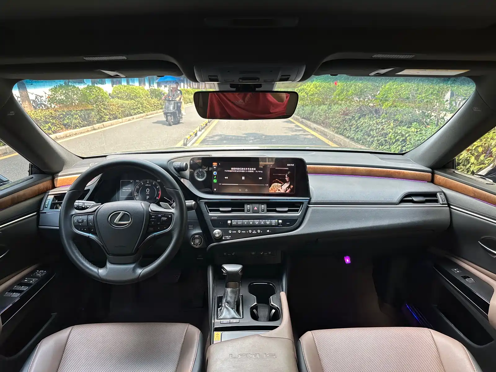 Photo 9 - Lexus ES