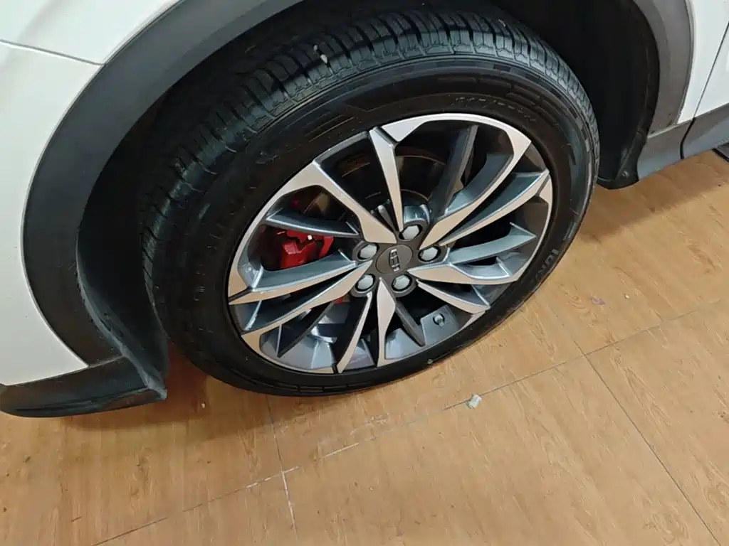 Фото 23 - Geely Binyue