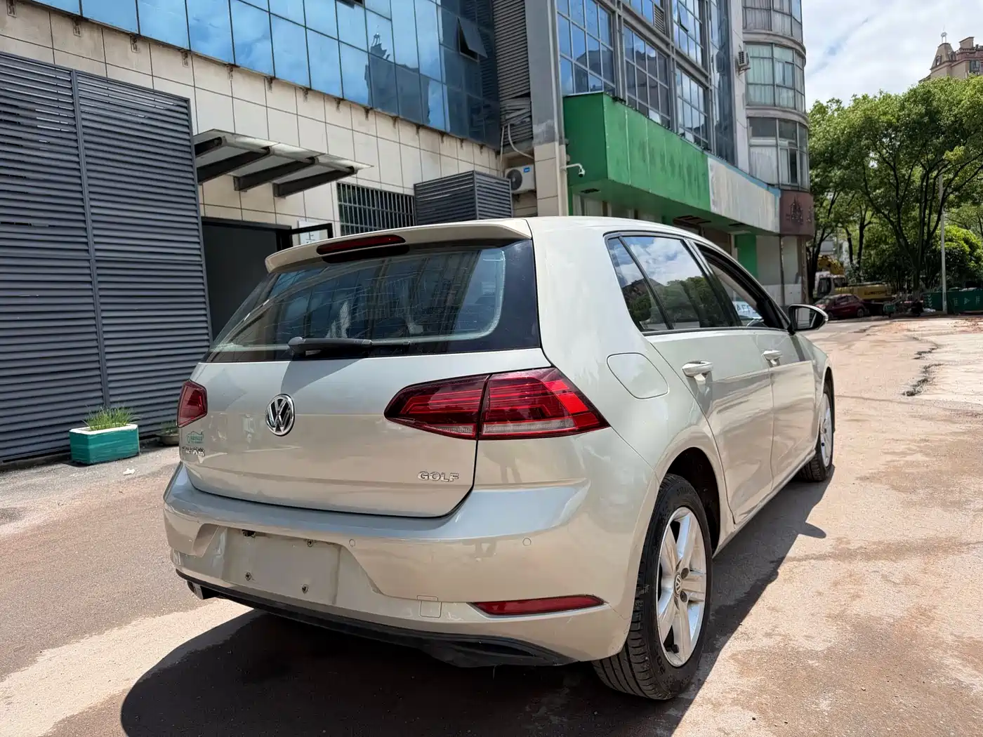 Photo 6 - Volkswagen Golf