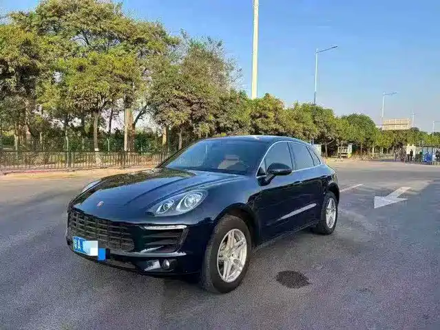 PORSCHE MACAN