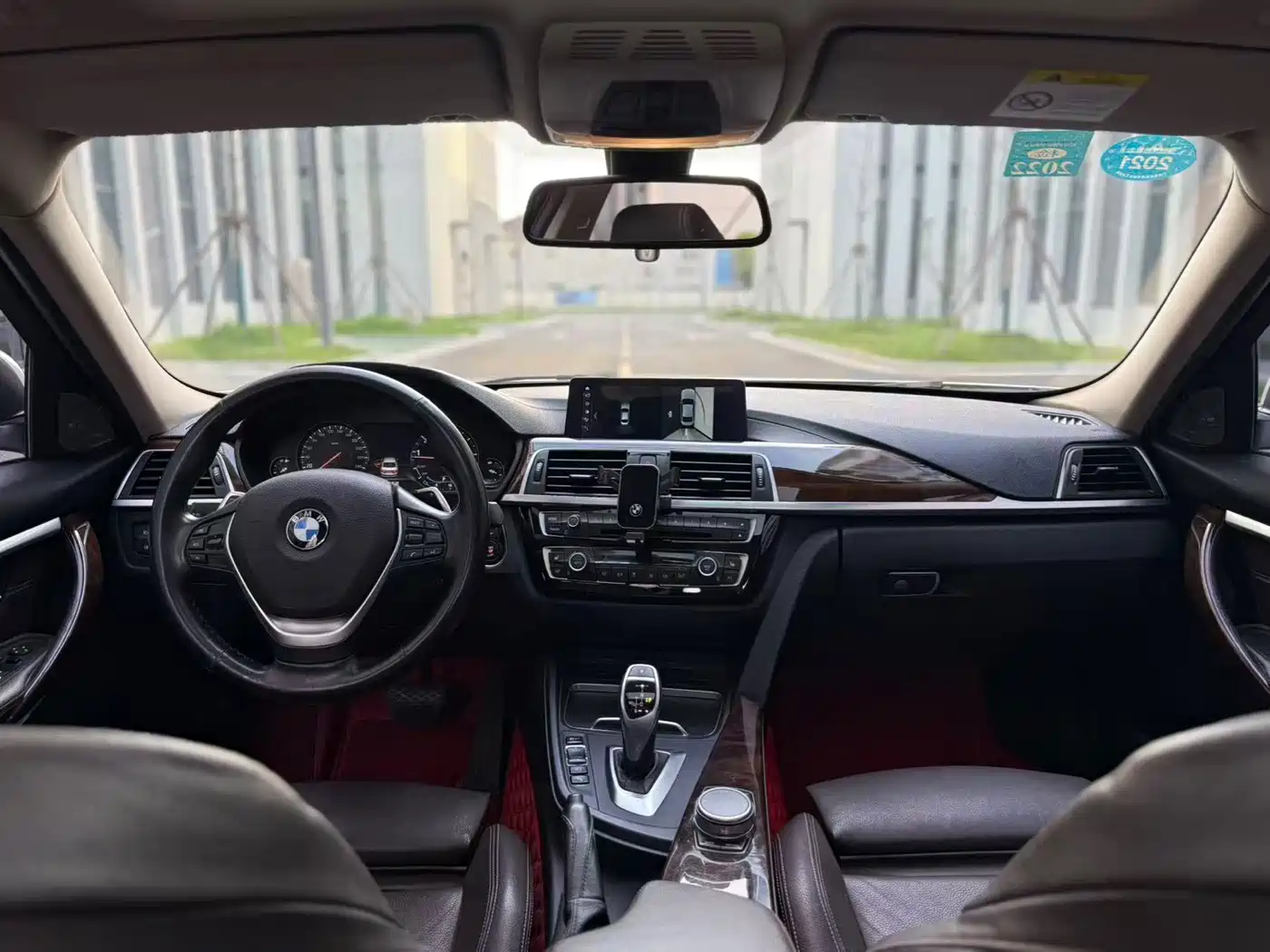 BMW 3 Series 2018 330Li xDrive Luxury Package фото 5