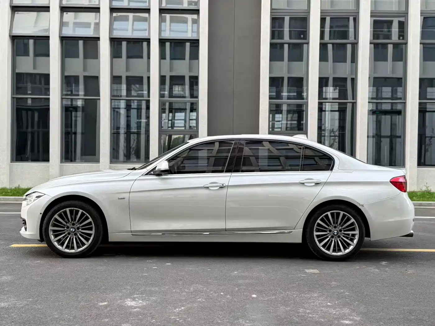 BMW 3 Series 2018 330Li xDrive Luxury Package фото 3