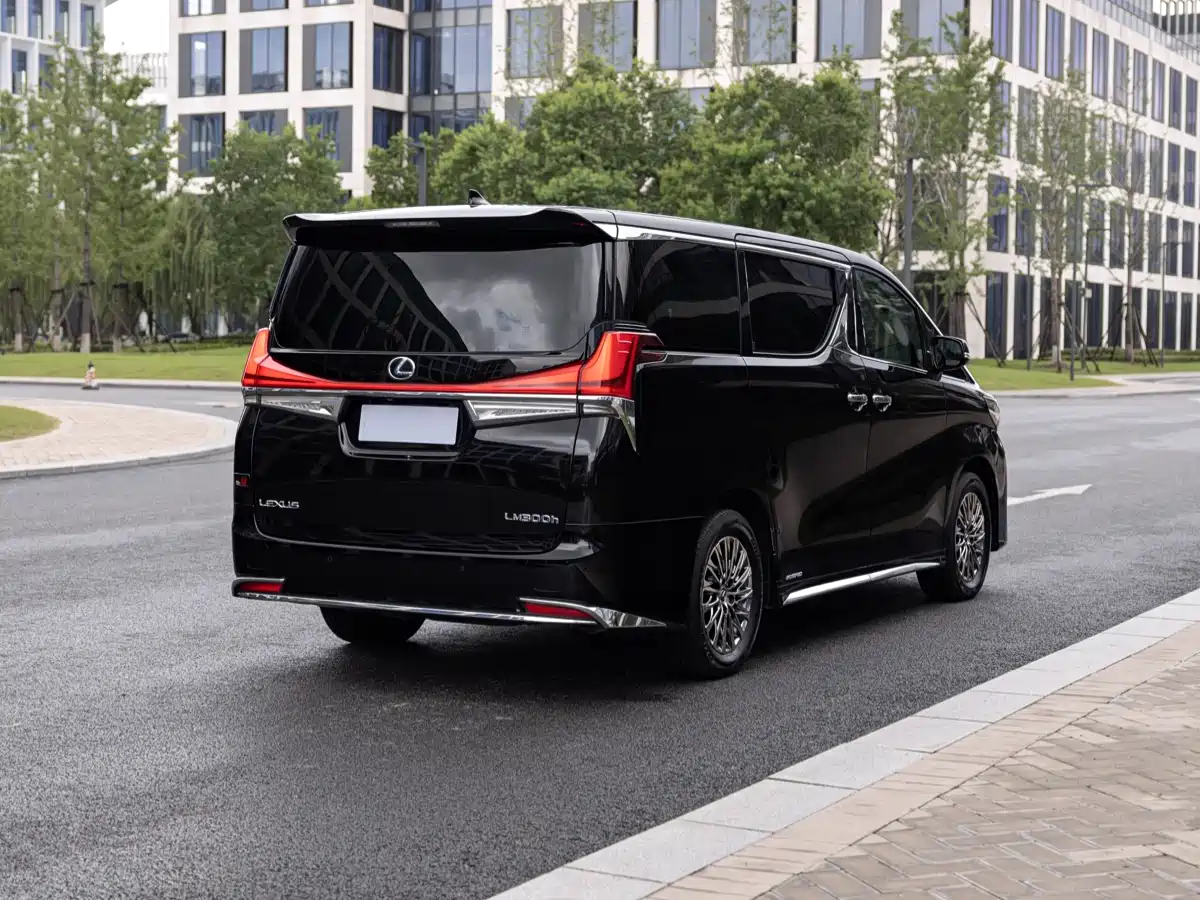 Lexus LM 2020 300h Seven-Seater Elegance Edition фото 4
