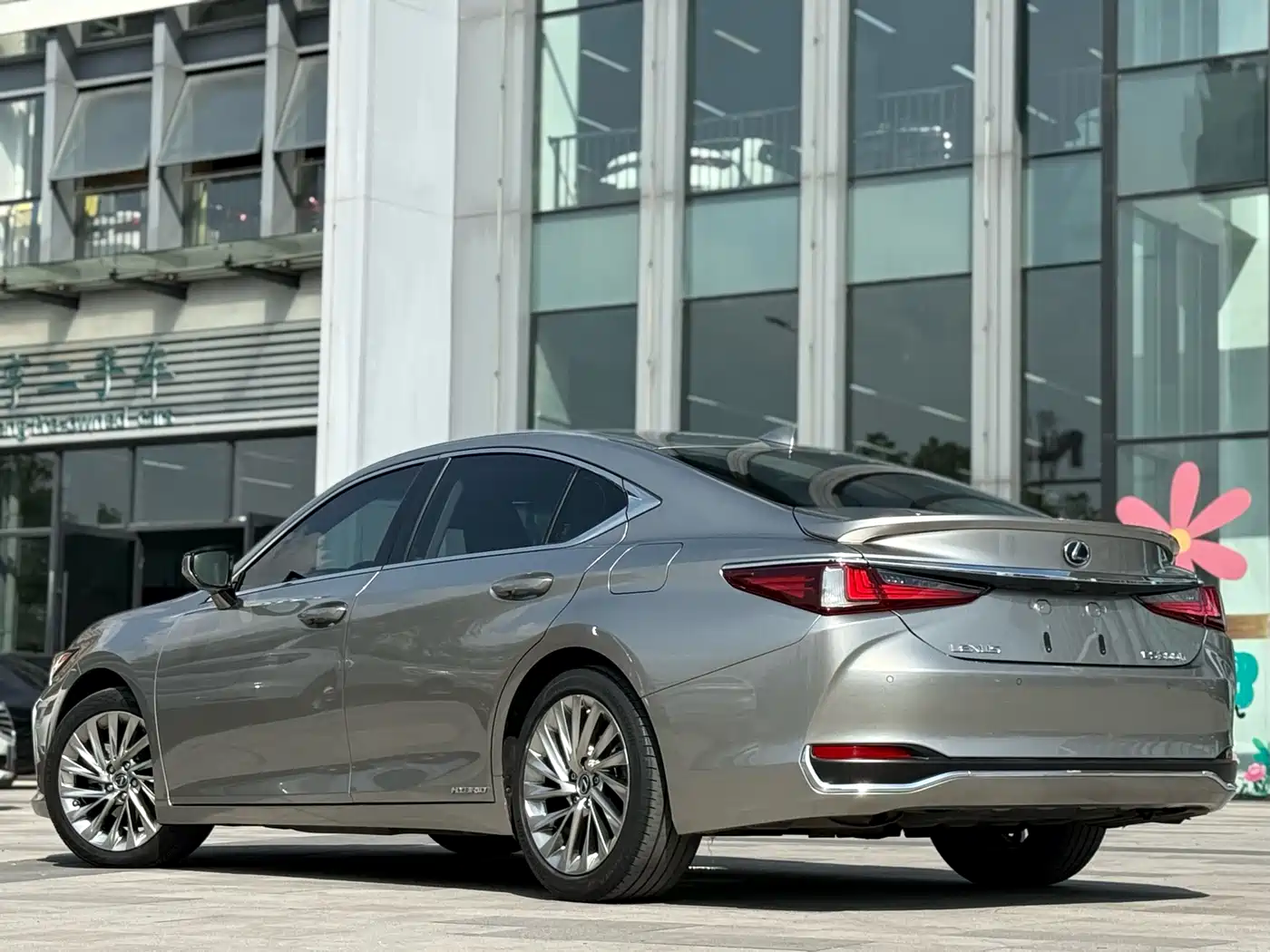 Lexus ES 2018 300h Executive Edition China V фото 4